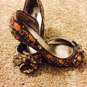 Black Floral pumps