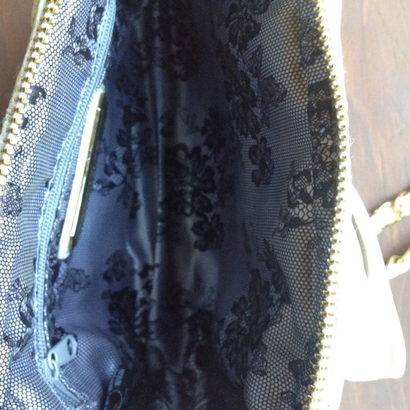 ❌SOLD❌ White Bow and Gold Chain Shoulder Bag - Picture 3 of 3