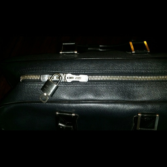 Authentic LV Green Taiga kendall GM - Picture 4 of 4