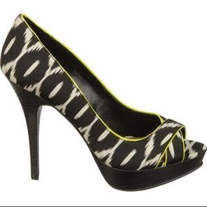 Black and white ikat heel