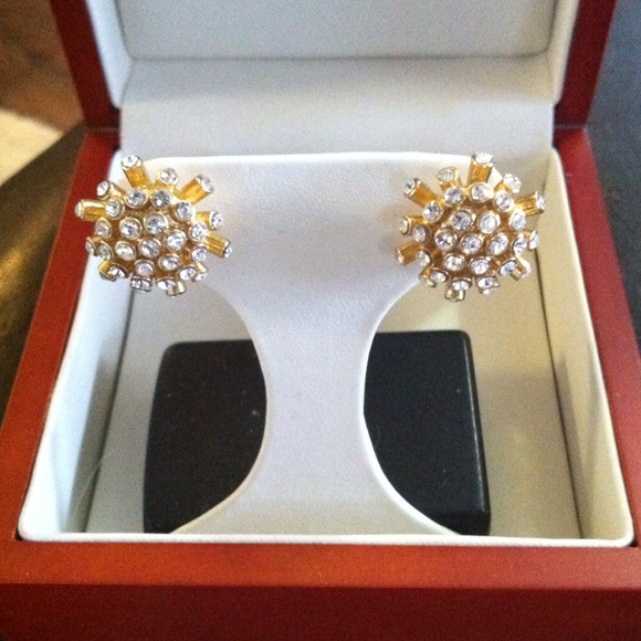 SWAROVSKI CRYSTAL GOLD TONE EARRINGS!! - Picture 1 of 2
