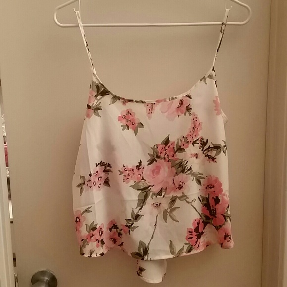 🚫SOLD🚫 Floral Top with Butterfly Back