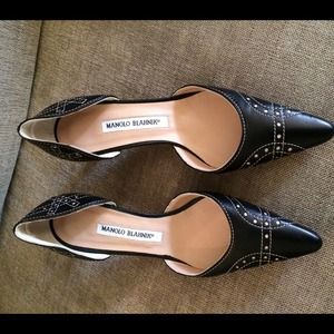 NEW Manolo Blahnik black low heel!!