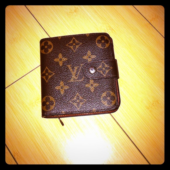 Non-authentic Louise vitton wallet