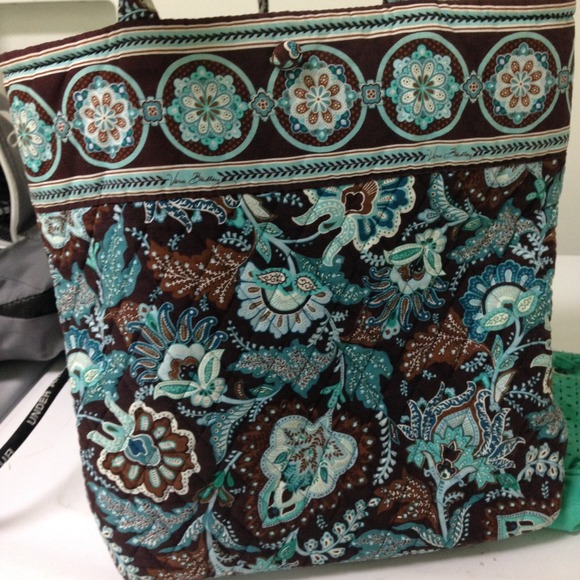 Vera Bradley purse. Great condition.