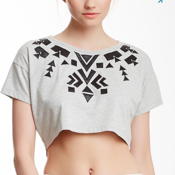 Tops - NEW! Cute Shredded Cropped T!