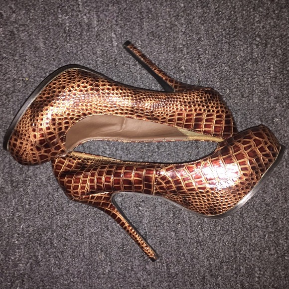 Wet seal brown croc skin pumps