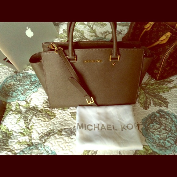 Lg Michael Kors safiano leather olive green Selma