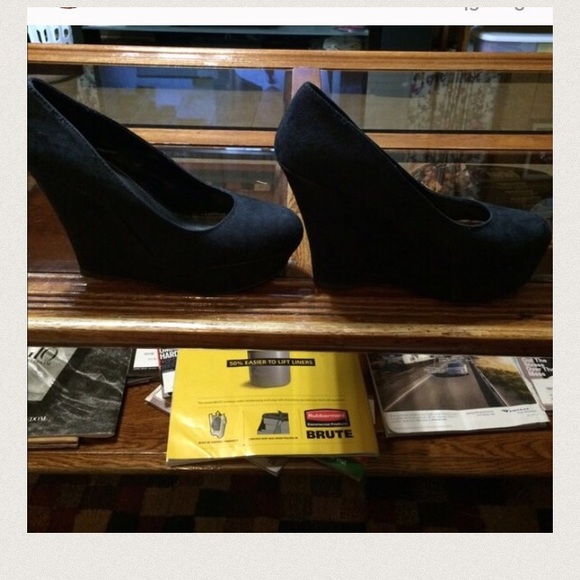 Black wedge shoes