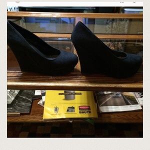 Black wedge shoes