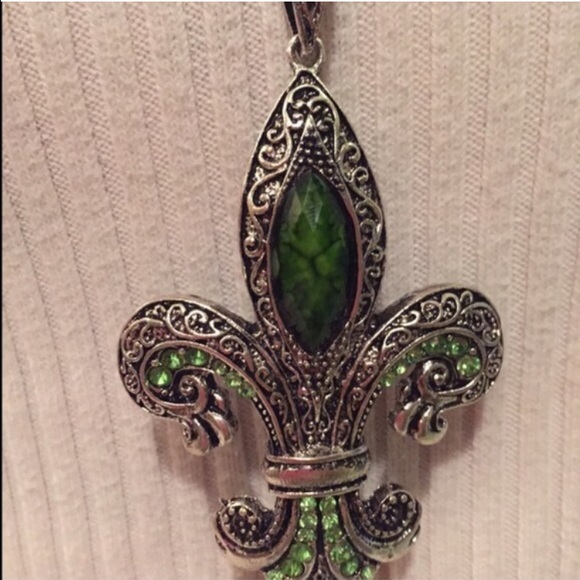 Silver tone & green fleur de lis pendant necklace