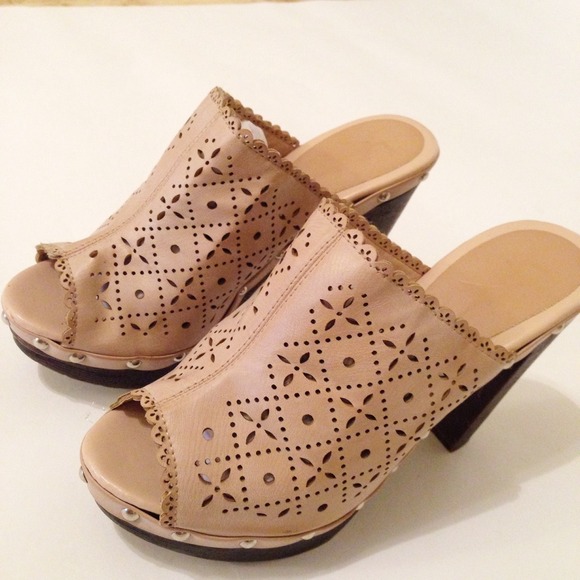 ❌ SOLD FOREVER21 Cut Out Wedges
