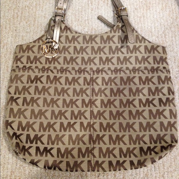 💔sold💔 Michael Kors signature leather handle