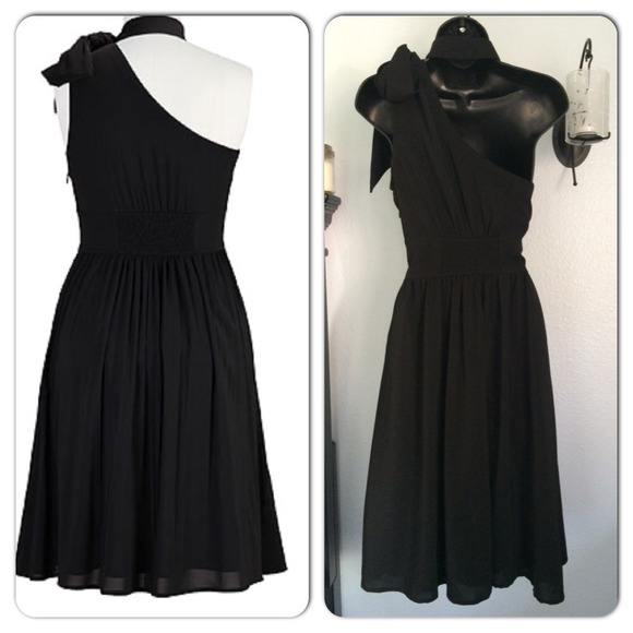 ๐๏ธHost Pick๐One Shoulder Bow LBD Black Dress - Picture 2 of 4