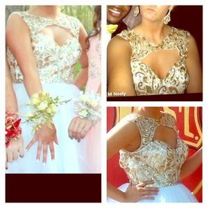 Size 10 (can fit smaller) prom dress.