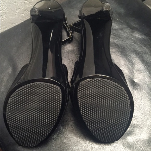 Black heels - Picture 2 of 4