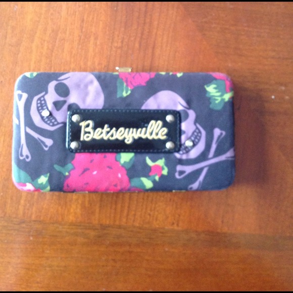 Betsyville skull and rose wallet