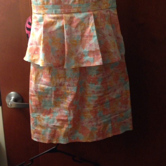 Strapless peplum flower dress - Picture 2 of 4