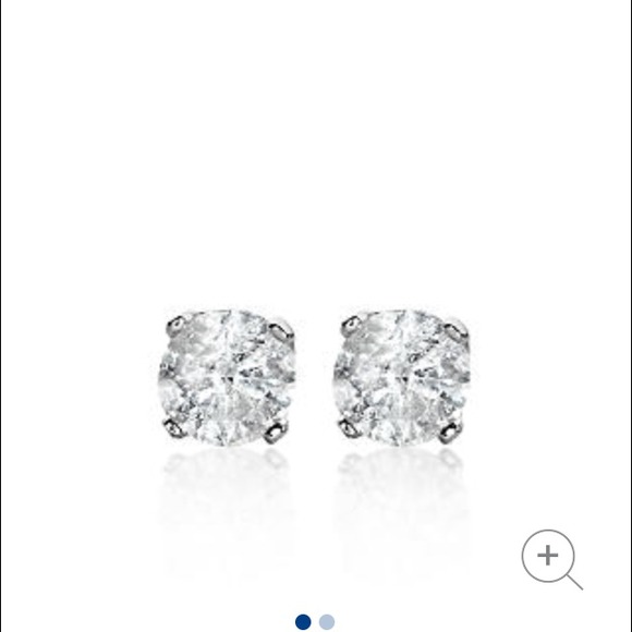 1/4 CT diamond stud earrings. 1/2 CTTW.