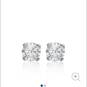 1/4 CT diamond stud earrings. 1/2 CTTW.