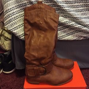 Riding boots with buckle