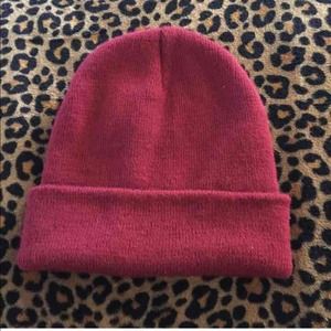 Maroon beanie cheaper on Ⓜ️