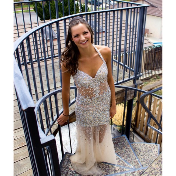 I am selling this elegant, stunning prom dress!