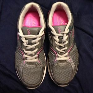 Memory foam LA Gear walking shoes!