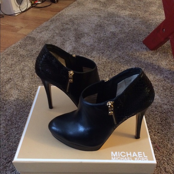 Micheal kors booties - Picture 1 of 4