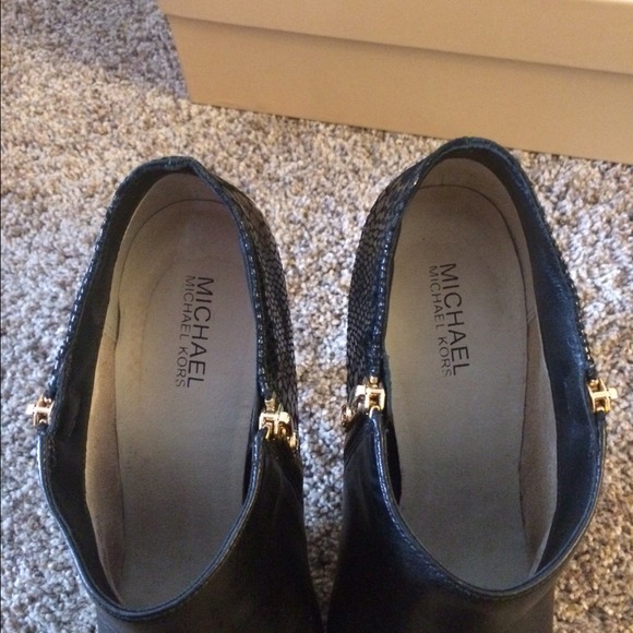 Micheal kors booties - Picture 4 of 4