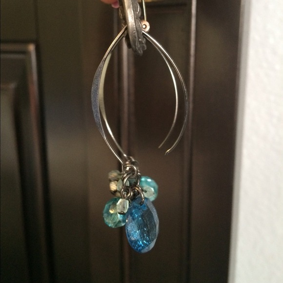 🚫🚫SOLD🚫🚫Blue  Stones Rhinestone Earring - Picture 3 of 4