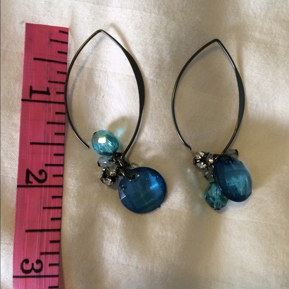 🚫🚫SOLD🚫🚫Blue  Stones Rhinestone Earring - Picture 4 of 4