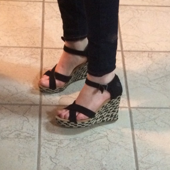 !LOOking! Toms sandals heels/wedges !looking!