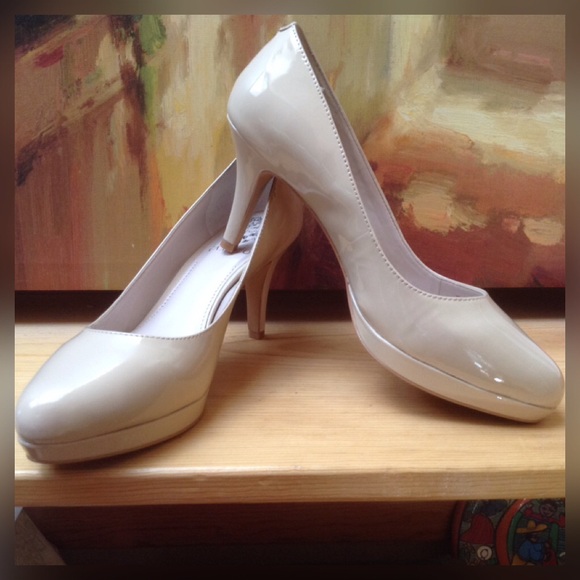 Vince Camuto - Picture 3 of 4