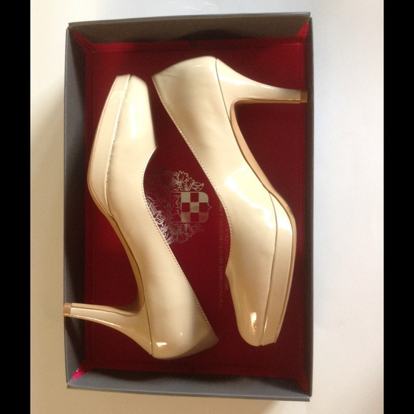 Vince Camuto - Picture 2 of 4