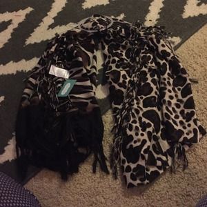 bundle of 2 cheetah print scarves