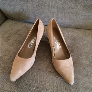 Ferragamo nude suede pumps