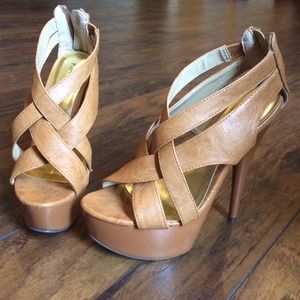 Tan nude heel NWOT