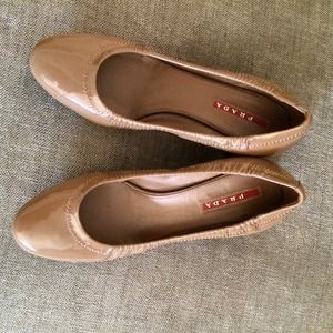 Tan Prada patent pumps!! NEAR NEW!