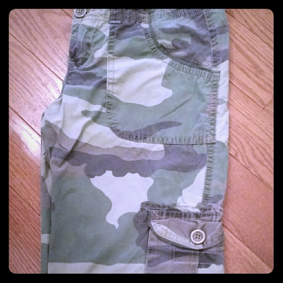 Abercrombie Camo Capris size small