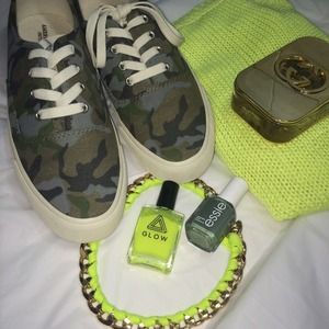 AEO camo print lace up sneaker size 8