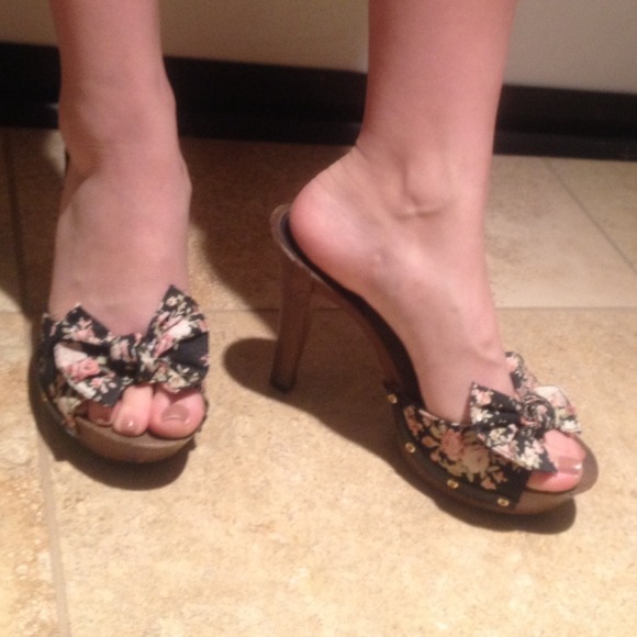 Bow heels