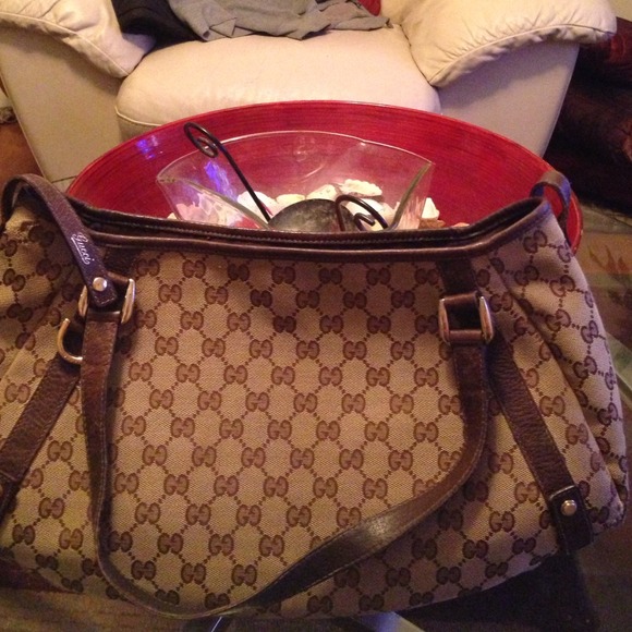 🎉💯 Authentic Gucci logo bag. More pictures