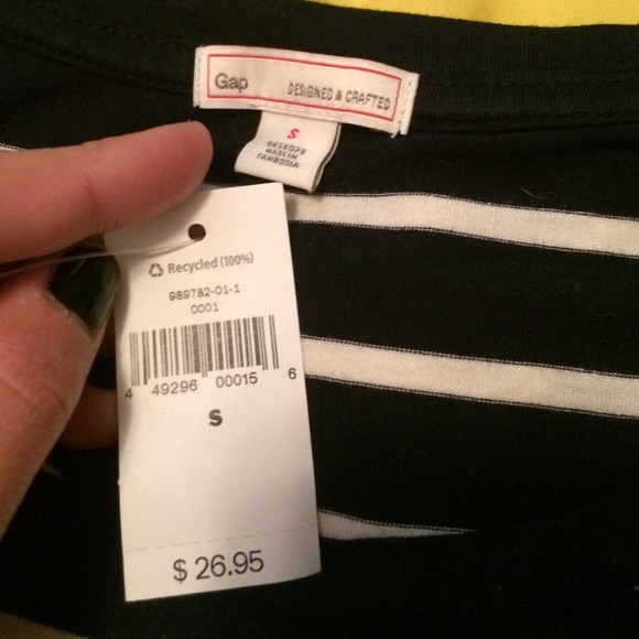 GAP top - Picture 2 of 2
