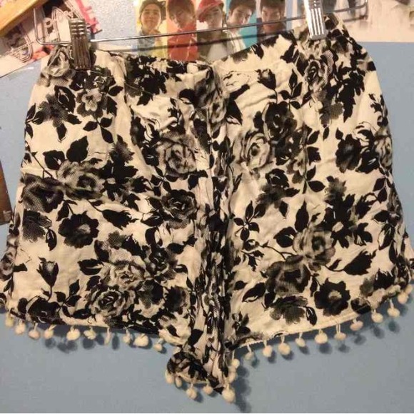 LF Floral Pom Pom Shorts - Picture 3 of 3