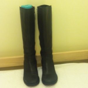 Black leather round toe riding boots