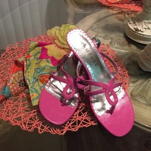 BRIGHT HOT PINK SLIP IN SANDEL (NWOT)