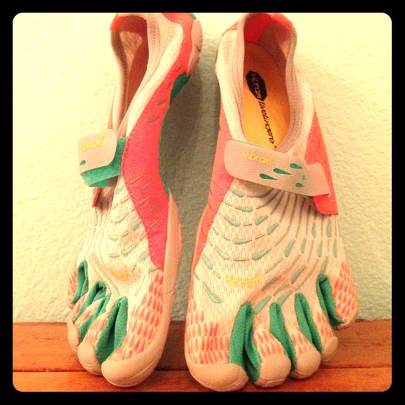 NWOT Toe Sneakers!!!!!!