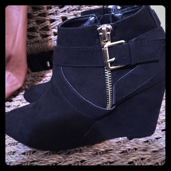 Nice black wedges