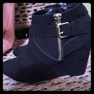 Nice black wedges
